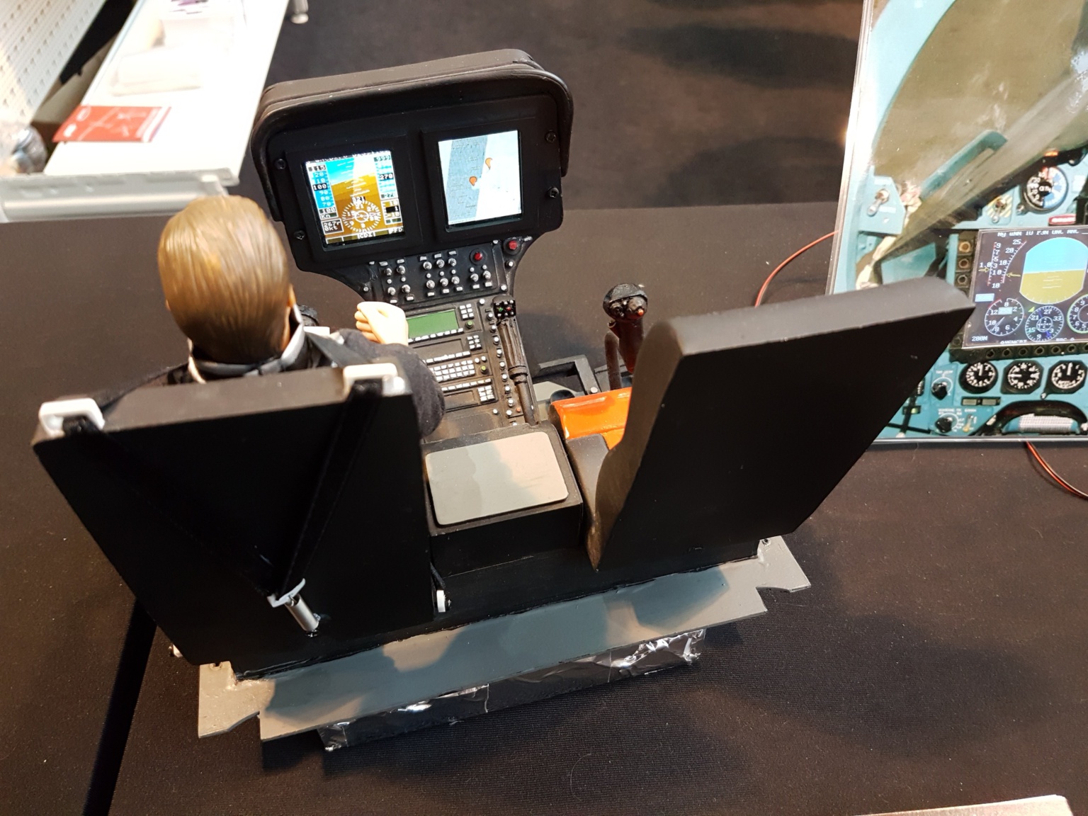 Ausschnitt eines Cockpits einer MD500 mit unseren Displays.